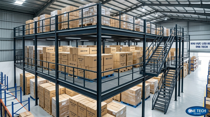 Sàn mezzanine chứa hàng đóng thùng trong kho bao bì và may mặc