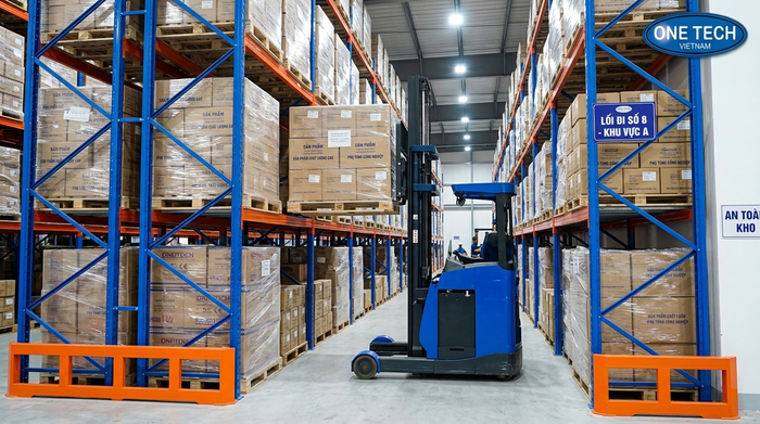 Xe nâng vận hành hệ thống kệ pallet hai sâu trong kho công nghiệp