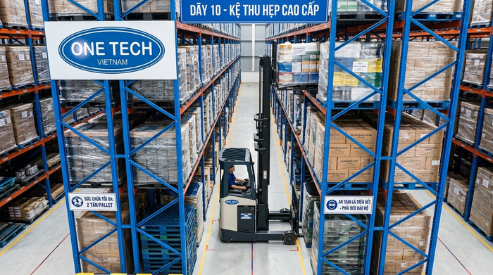 Reach truck vận hành trong kho dùng kệ pallet hẹp đường đi